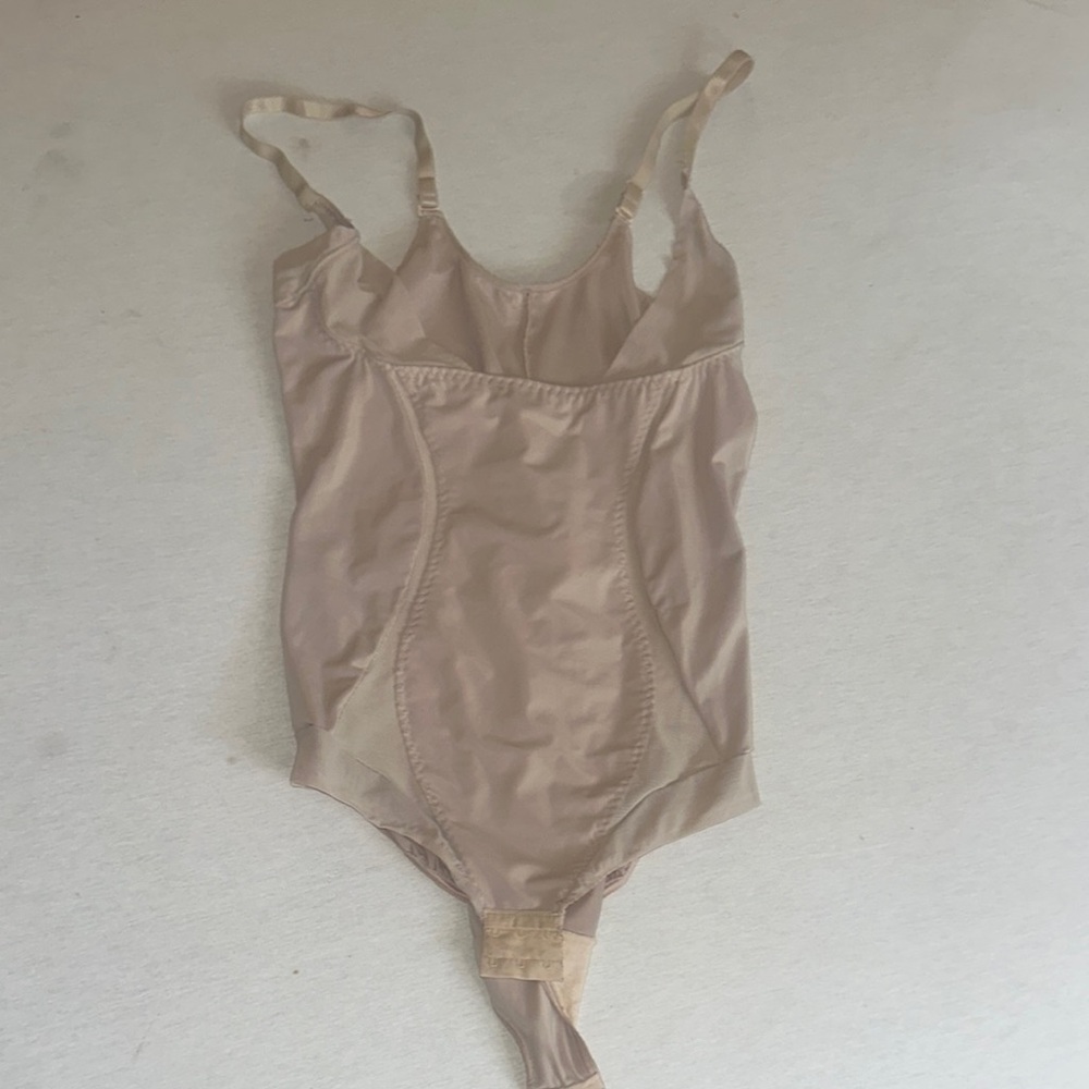 Womens Size 2XL Maidenform Beige Bodysuit.